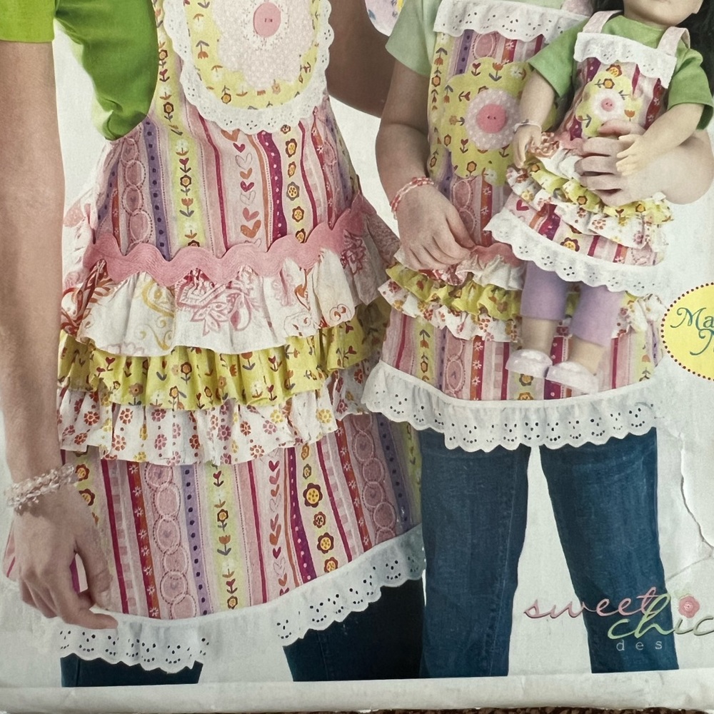 Adorable Aprons Pattern. 3 Sizes - Picture 3 of 4